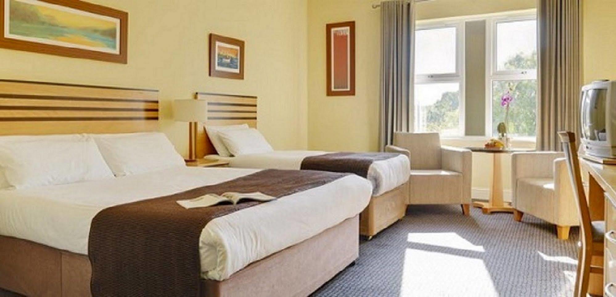 Breaffy Woods Hotel Каслбар Экстерьер фото